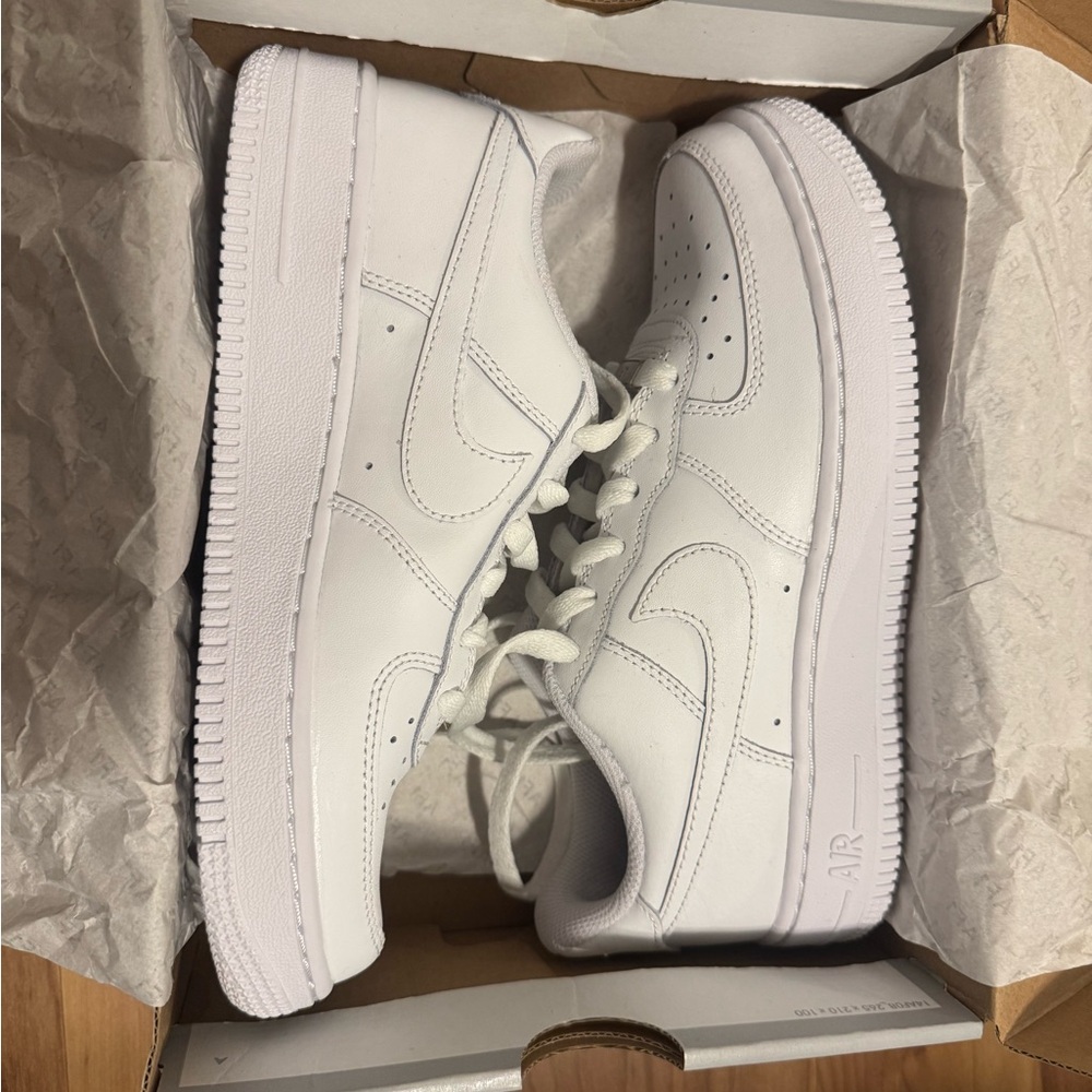White Nike Air Force 1 Size low-top sneakers 5y Big Boy NEW